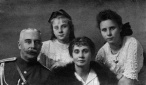 Сергей Петрович и Ольга Дмитриевна Васильевы с дочерьми Кирой и Тамарой