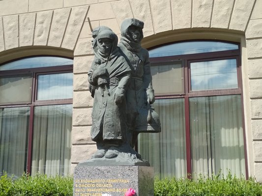 Памятник детям блокадного ленинграда омск. Памятник детям Ленинграда в Омске. Памятник блокадным детям в Омске. Памятник детям блокады Ленинграда Омск. Где находится памятник детям блокадного Ленинграда в Омске.